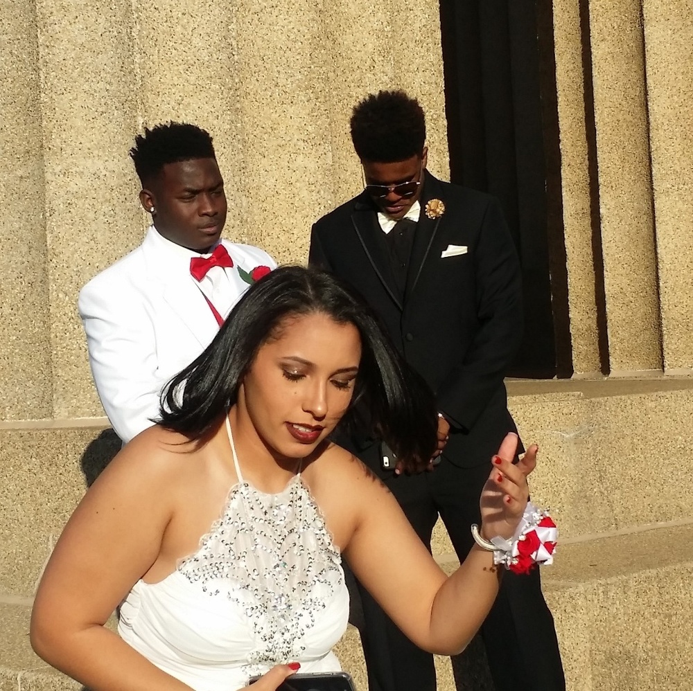 White silver beaded necklune